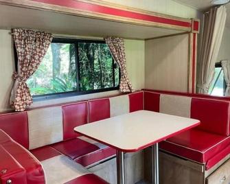 Secret Garden getaway close to I 75 - Ocala - Dining room