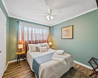 Let D's Cozy Cottage Provide a Comfortable Stay! - Big Spring - Bedroom