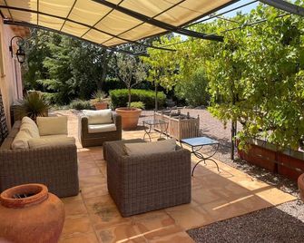 Quiet, Villa with bay view, Tennis court, Swimming pool, Sauna, Hammam - Les Adrets-de-l'Estérel - Binnenhof