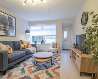 Stylish Modern 2-Bed Apartment - Mollinsburn - Living room