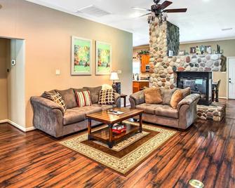 Texas Vacation Rental w/ Fireplace, Near Lakes - Marshall - Obývací pokoj