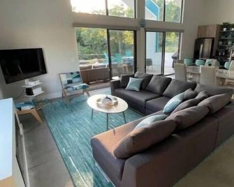 Lakefront Home - Private Beach - Hot Tub - Stevensville - Huiskamer