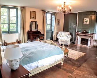 Elegant Spacious Manor House in Lower Normandy near Mt St Michel sleeps 15 - Fontenay - Habitación
