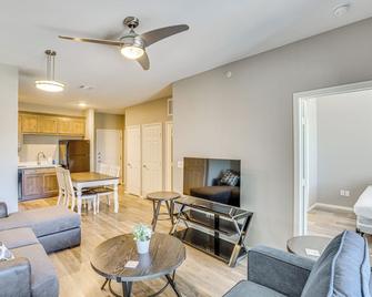 Close to Lakes, Parks and Winery Bonham Apt - Bonham - Living room
