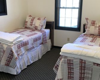 Cabin 4 Fall asleep to the sound of the New River's Song - Fries - Bedroom