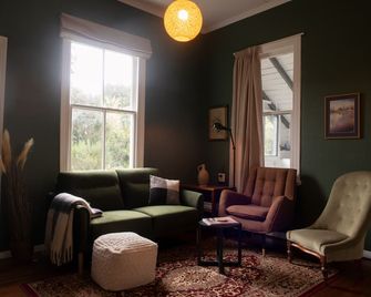 Charming, peaceful country cottage - close to shops etc - Carterton - Living room