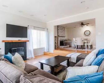 La Mesa Family Retreat - 20 minutes to Beaches & More! - La Mesa - Living room