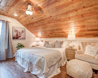 Getaway Chalet Pickwick! Hot Tub!! Firepit 5 Mins Pickwick Landing! - Counce - Bedroom