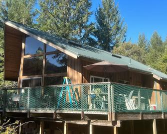 Beautiful 2 Story House On Smith River- Private Beach, Trails,& More! - Crescent City - Building