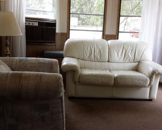 Affordable Cabin Minutes from the Wisconsin Dells & Castle Rock Lake - Adams - Living room