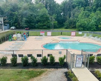 Town Inn - Bordentown - Pool