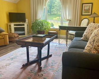 Magical Unicorn Hollow /Wineries /Great Meadows Events\nFully furnished apartment - Marshall - Sala de estar