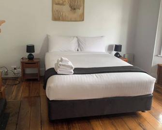 Minutes from the CBD Cafes and Cataract Gorge - Launceston - Bedroom