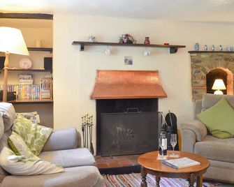 3 bedroom accommodation in Passfield Common, near Liphook - Liphook - Living room