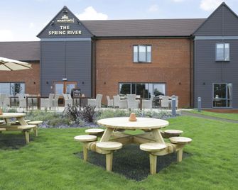 Spring River Ebbsfleet by Marston's Inns - Gravesend - Innenhof