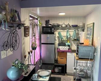 Serene Tiny Home Retreat\n - Sanger - Kitchen