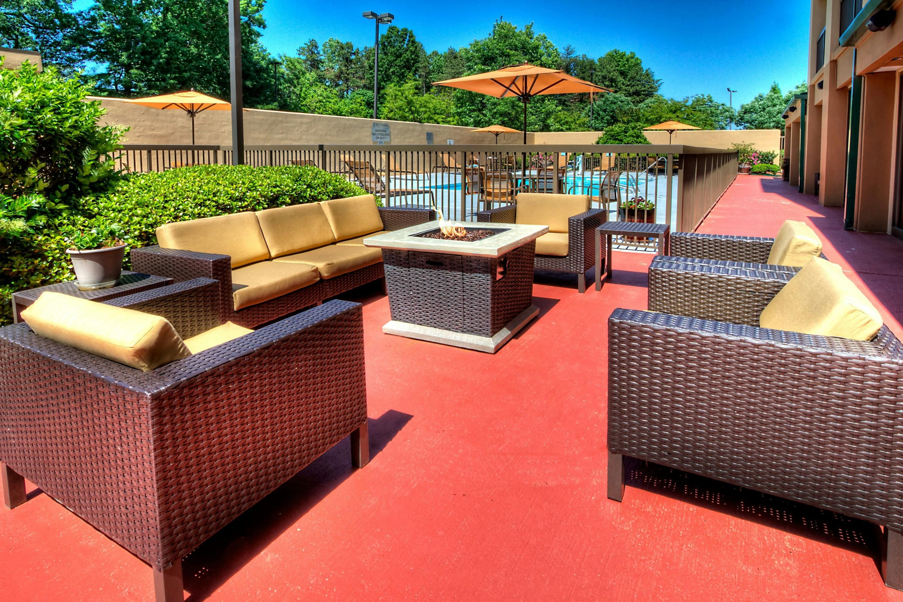 Courtyard by Marriott Burlington - Burlington - Innenhof