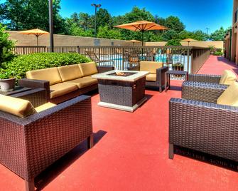 Courtyard by Marriott Burlington - Burlington - Binnenhof