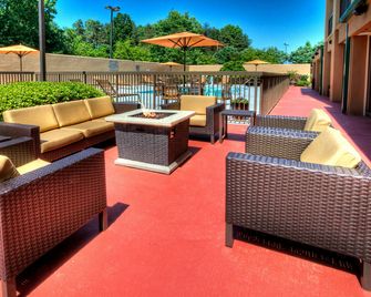 Courtyard by Marriott Burlington - Burlington - Innenhof