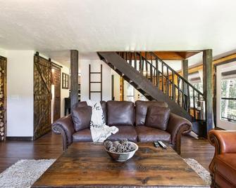 Mountain lodge w/creekside sauna and patio w/ fire pit - Casinos nearby! - Black Hawk - Living room