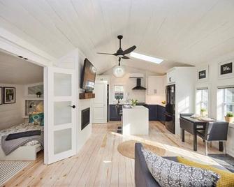 The Cambridge Cove! Hot tub & Outdoor Gas Firepit - Crystal Beach - Living room