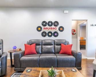 Rock & Roll House, Fiber Internet, Roku Tv, Washer & Dryer, By Dt Chickasha & Leg Lamp! - Chickasha