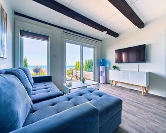 Suite 201: Beautiful 3-Bedroom Beachfront Townhouse - Wainfleet - Sala de estar