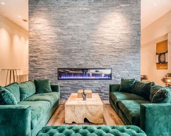 Lodgeur | Stylish & spacious studio loft | Midtown - Houston - Living room