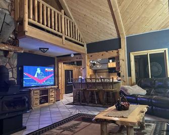 Spacious home that is perfect for large family/friend gatherings! - Cooke City - Living room