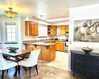 Eagle Point Getaway - Horse & Pet friendly - Eagle Point - Kitchen