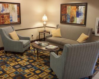 Holiday Inn Express & Suites Youngstown West - Austintown - Youngstown - Living room
