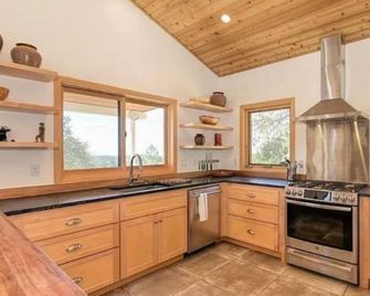 Wine Country Retreat on 25 Acres. Dog Friendly! - Fiddletown - Cocina
