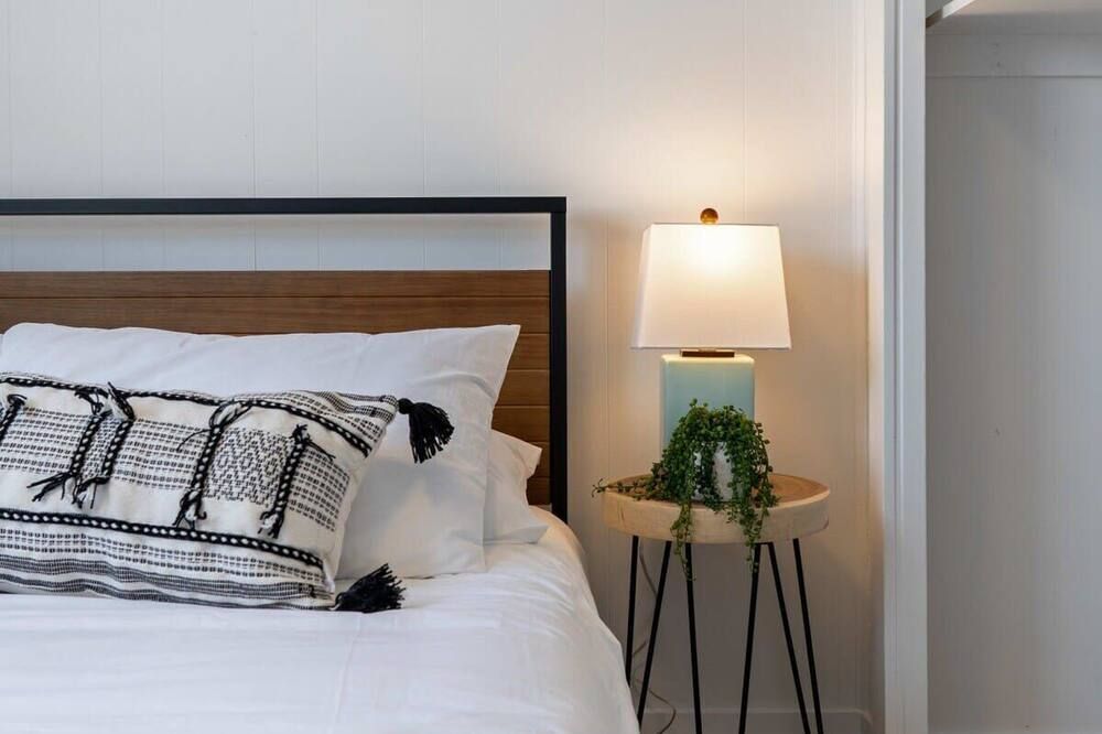 The Hidden Loft I 5-Min Walk 2 Beach I Dt I 55 Tv - Sylvan Lake - Schlafzimmer
