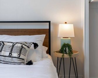 The Hidden Loft I 5-Min Walk 2 Beach I Dt I 55 Tv - Sylvan Lake - Ložnice