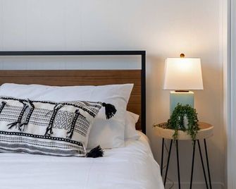 The Hidden Loft I 5-Min Walk 2 Beach I Dt I 55 Tv - Sylvan Lake - Schlafzimmer