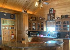 Relaxing Retreat on the lake with private spa pool! - Leesville - Kuchnia