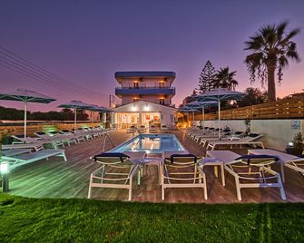 Emi Seaside - Gázi - Zwembad