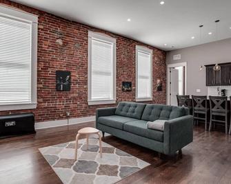 Beautifully remodeled loft in the heart of Smithville, MO - Smithville - Living room