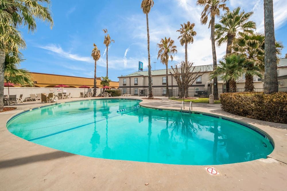 Motel 6 Laredo, Tx North I-35 - לארדו - בריכה