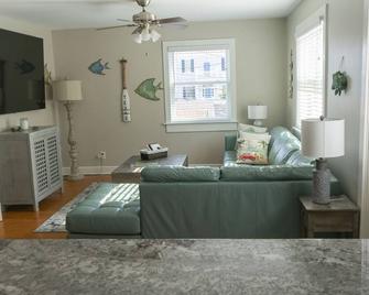 Perfect historic location between beach and strand - Galveston - Living room