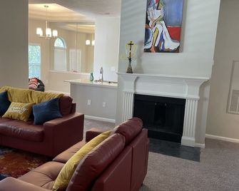 Comfortable & Quiet living in the Vinings area - Smyrna - Living room