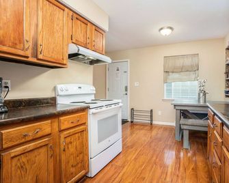 Lovely Home Near South Kansas City - Grandview - Cocina