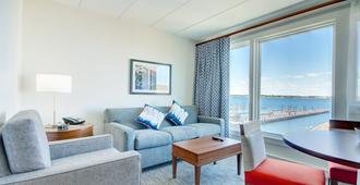 Wyndham Inn on the Harbor ~ Harbor Front Resort off Thames, Luxury Suite - Newport - Sala de estar