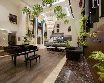 Ramada Hotel & Suites by Wyndham Istanbul Merter - Estambul - Lobby