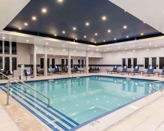 Cape Point Hotel - West Yarmouth - Pool