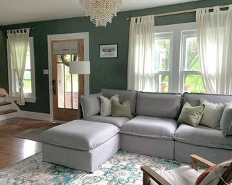 Cozy Cottage on Main. Halfway between the Ark and Creation Museum! - Walton - Living room