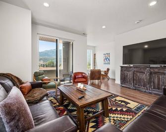 Snow Canyon Lodge with Resort Amenities - Morgan - Living room