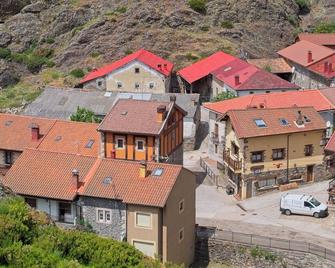 Apartment 'Nido De Águila' with Mountain View and Wi-Fi - Llánaves de la Reina - Building