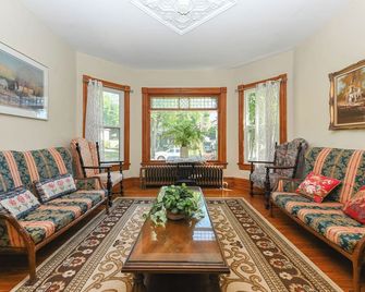 Rose Room(Breakfast Included)-Niagara Inn Bed&Breakfast - Niagara Falls - Living room