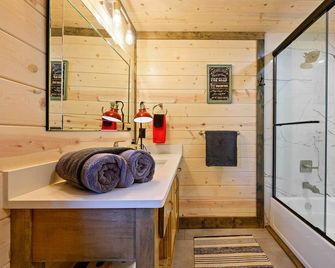 Secluded Creekside Cabin With Hot Tub An - Broken Bow - Badkamer